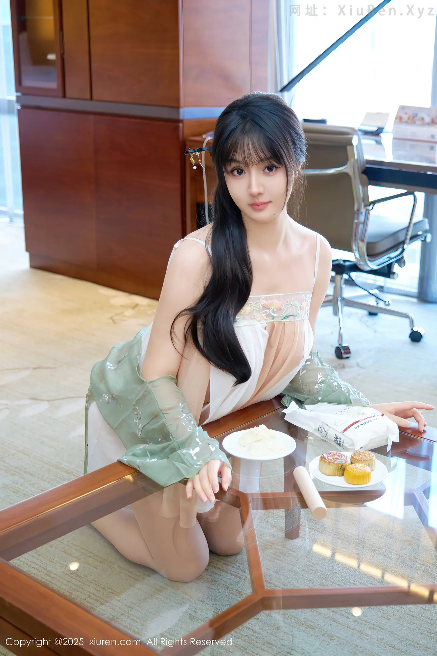 图片[3]-[XiuRen秀人网] VOL.10818 新人模特沈南汐RuRu性感浅色古风服饰配超薄肉丝秀美腿诱惑写真56P-秀人网官方网站